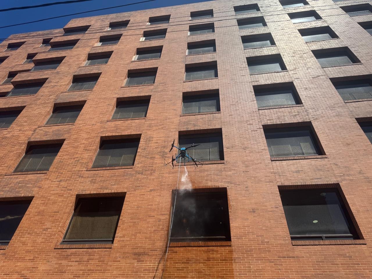 Drone KTV lavando fachada de ladrillo