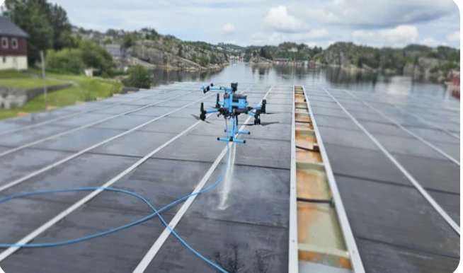 Drone KTV lavando páneles solares