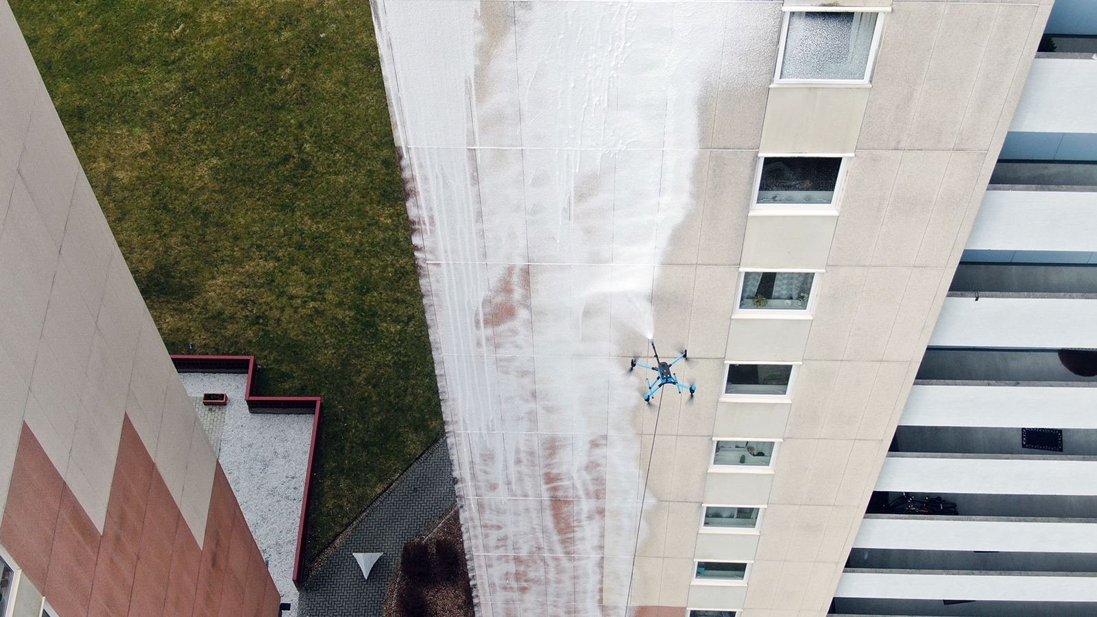 Vista aérea de drone KTV limpiando fachada